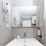 Chic & Serene Apartment-your Relaxing Oasis טיראנה
