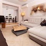 Chic & Serene Apartment-your Relaxing Oasis דירה טיראנה