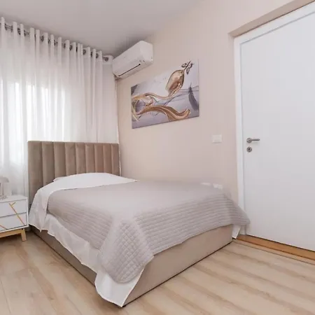 Chic & Serene Apartment-your Relaxing Oasis דירה *