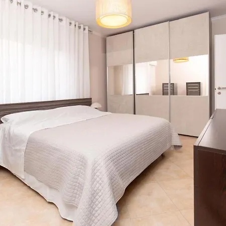 Chic & Serene Apartment-your Relaxing Oasis דירה טיראנה